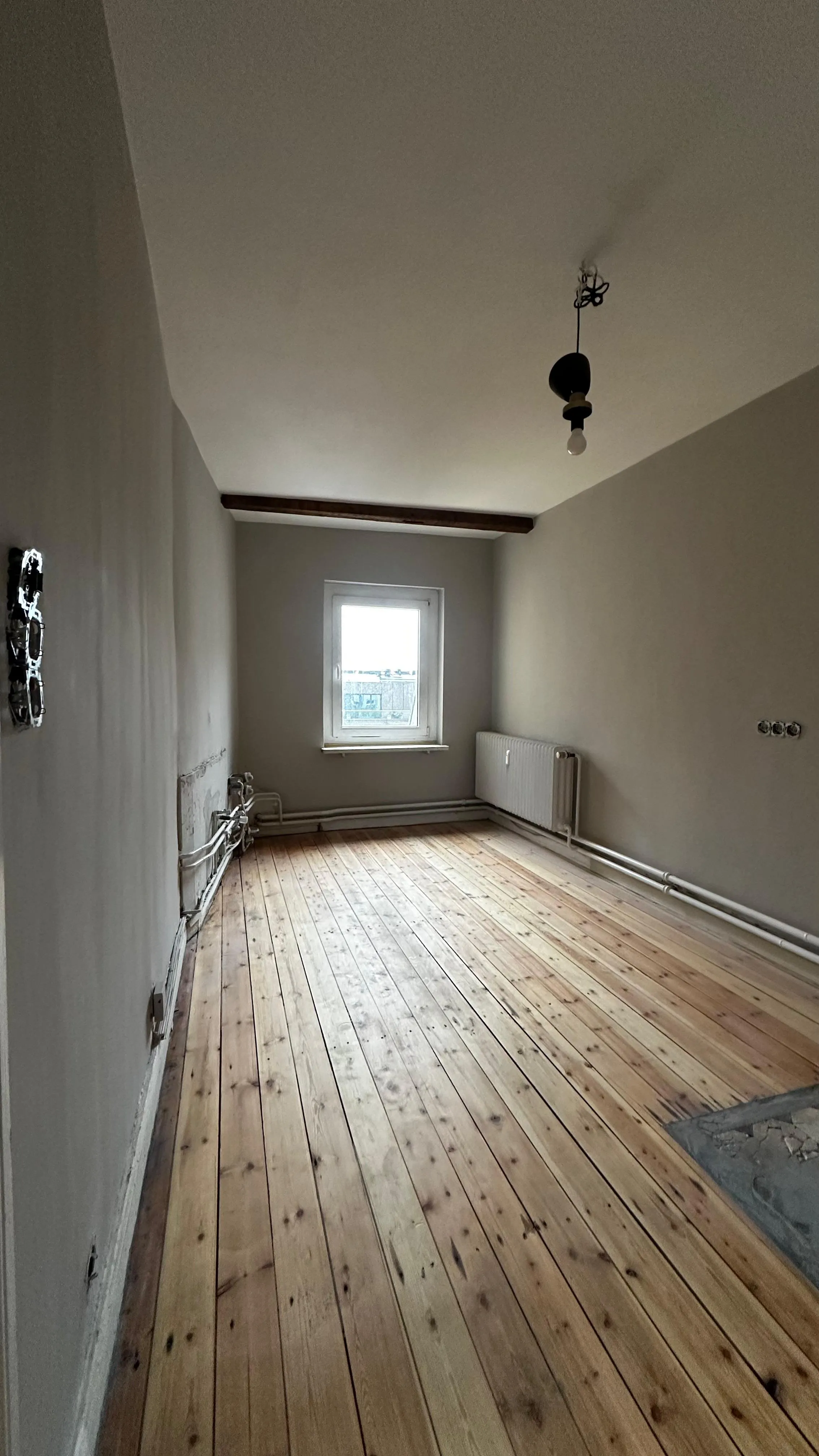 Minimalistischer Raum mit Holzboden