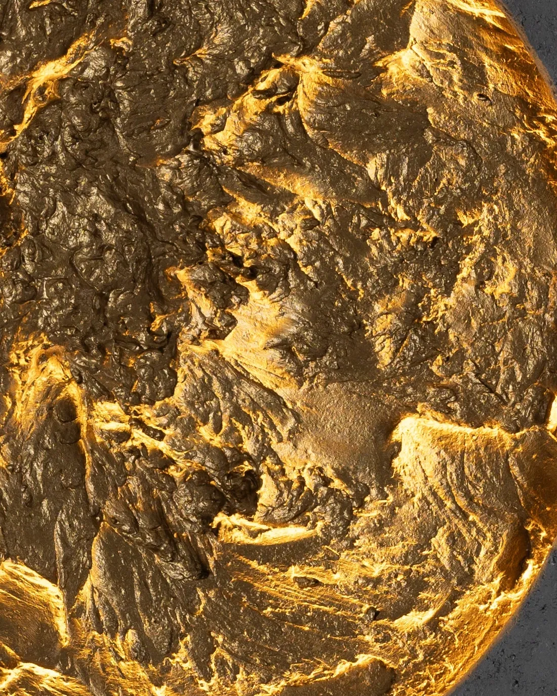 Nahaufnahme der plastischen Goldstruktur am Lichtobjekt